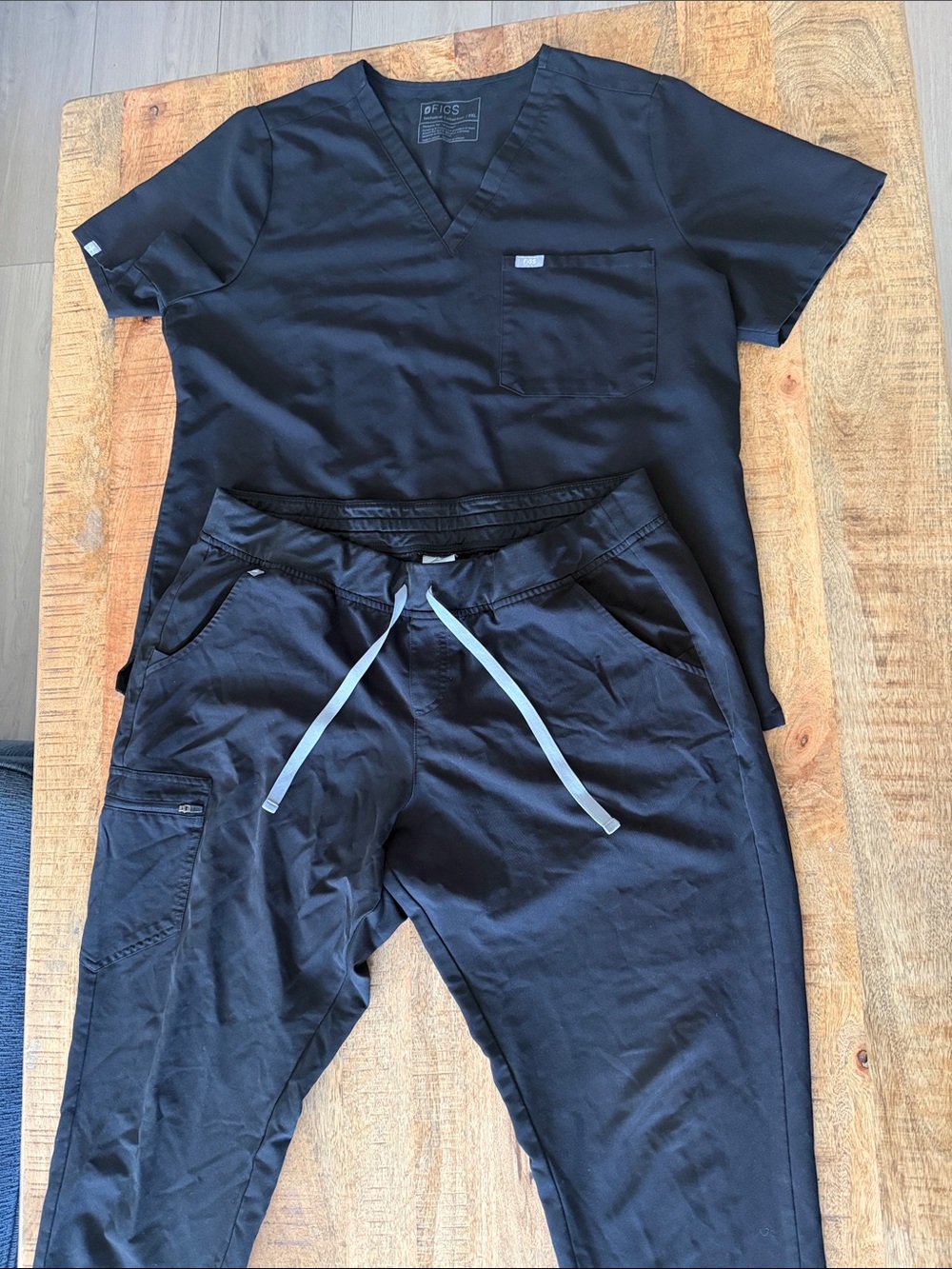 Figs Black V-Neck Scrub Top and Drawstring Pants - Picture 4 of 10